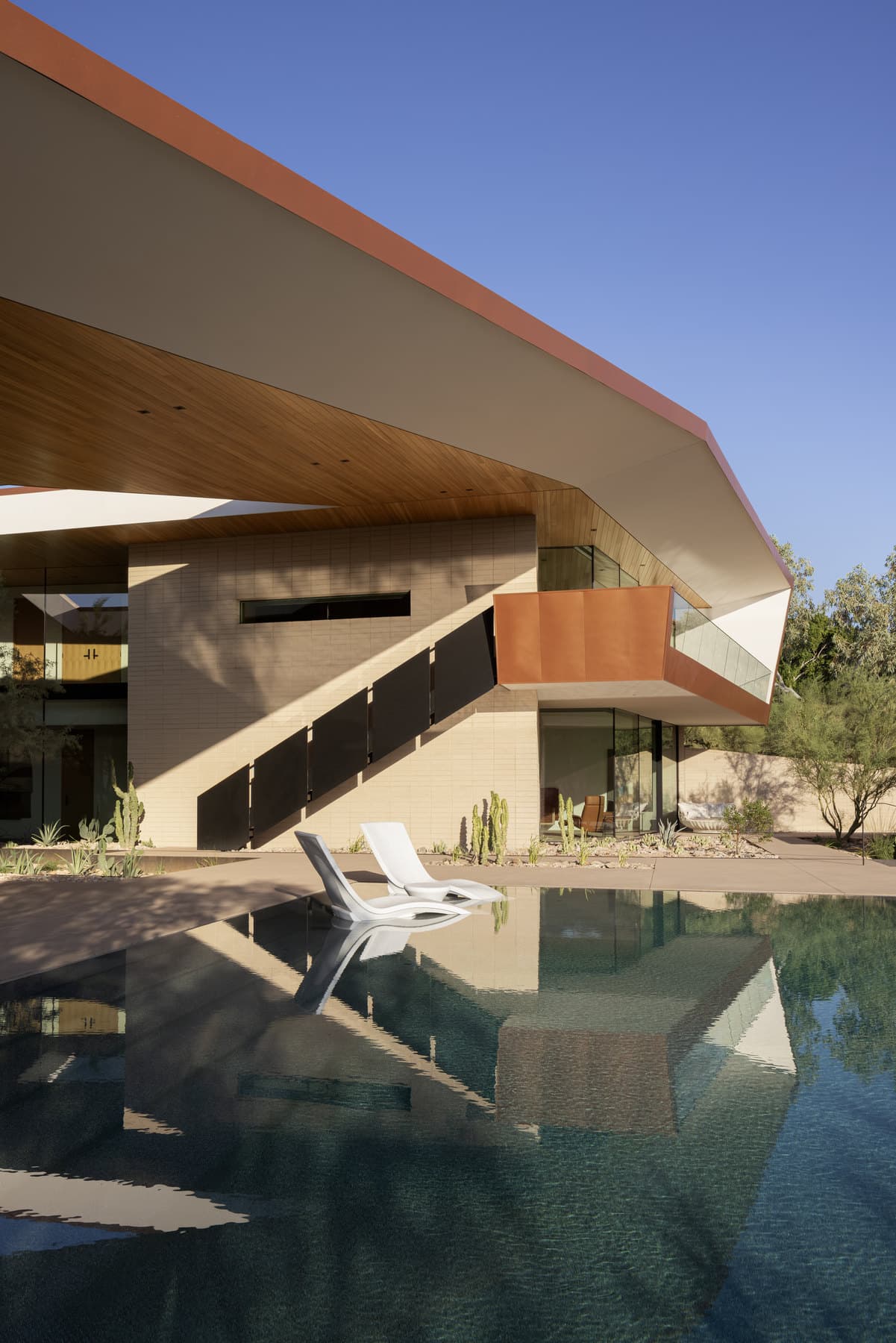 The cantilevered roof plane over the pool