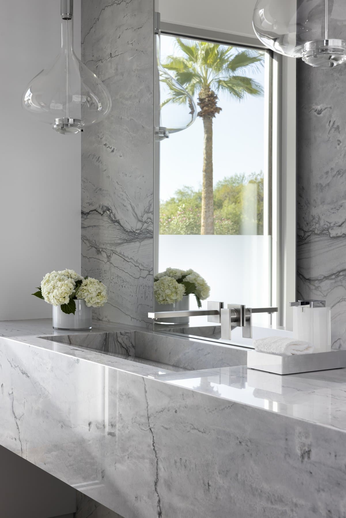 The primary bath in book-matched stone